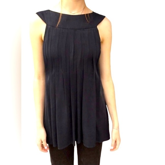 Alice + Olivia M Black Silk Pleated Front Aline Blouse - Picture 2 of 6